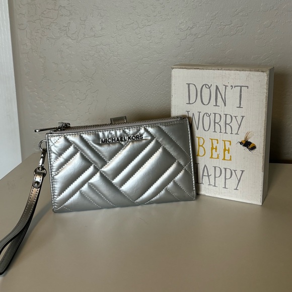 NEW Michael Kors Silver Quilted Wallet 💜 - Picture 2 of 6